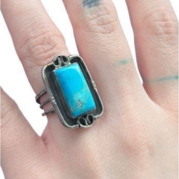 Vintage Southwestern Solid Silver Large Kingman Turquoise Totem Ring Size 5.5